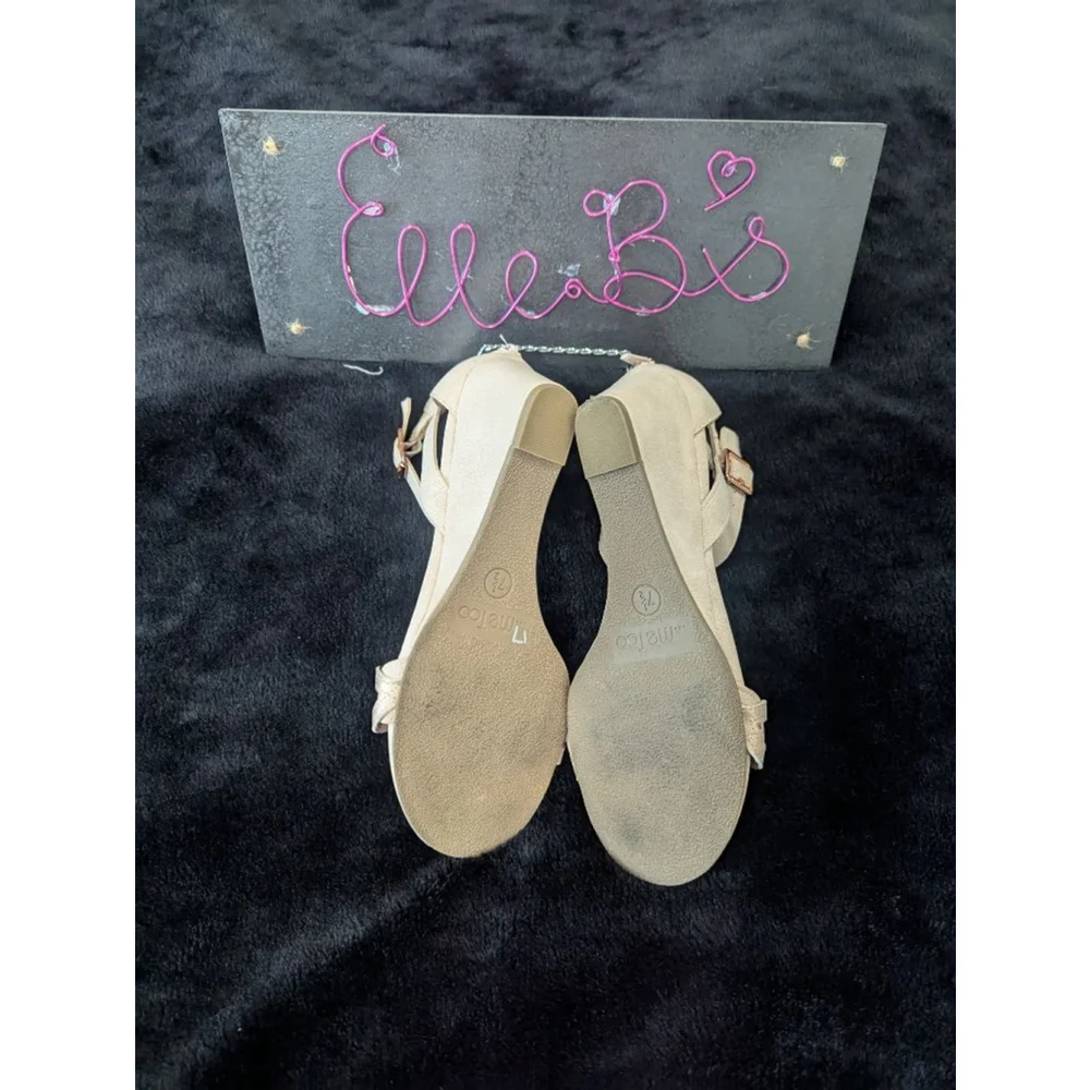 EUC Me Too Neutral Color Wedge Shoes 7.5